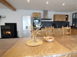 Cuisine ouverte sur le salon séjour - Chez Gigi et Malou Gîte Jonquille