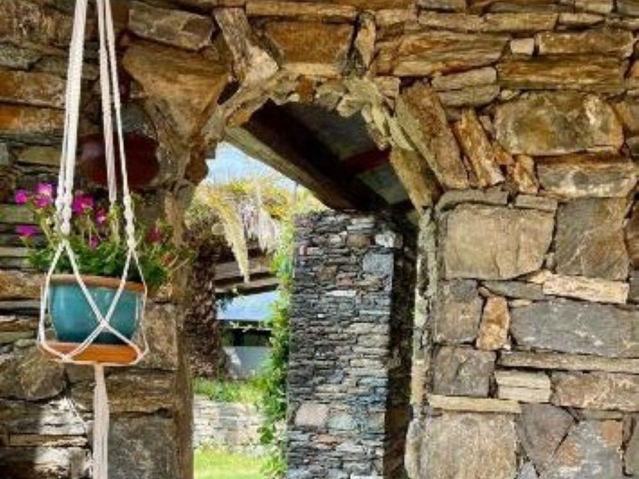 Coin pergola en pierres