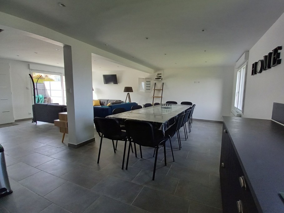 location Tréveneuc Padel coin  repas avec une grande table