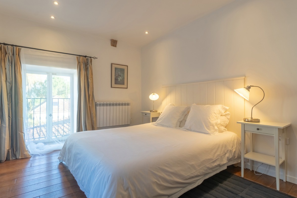 Chambre N° 2 - Double aspect avec vue d'église