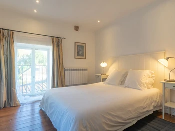 Chambre N° 2 - Double aspect avec vue d'église