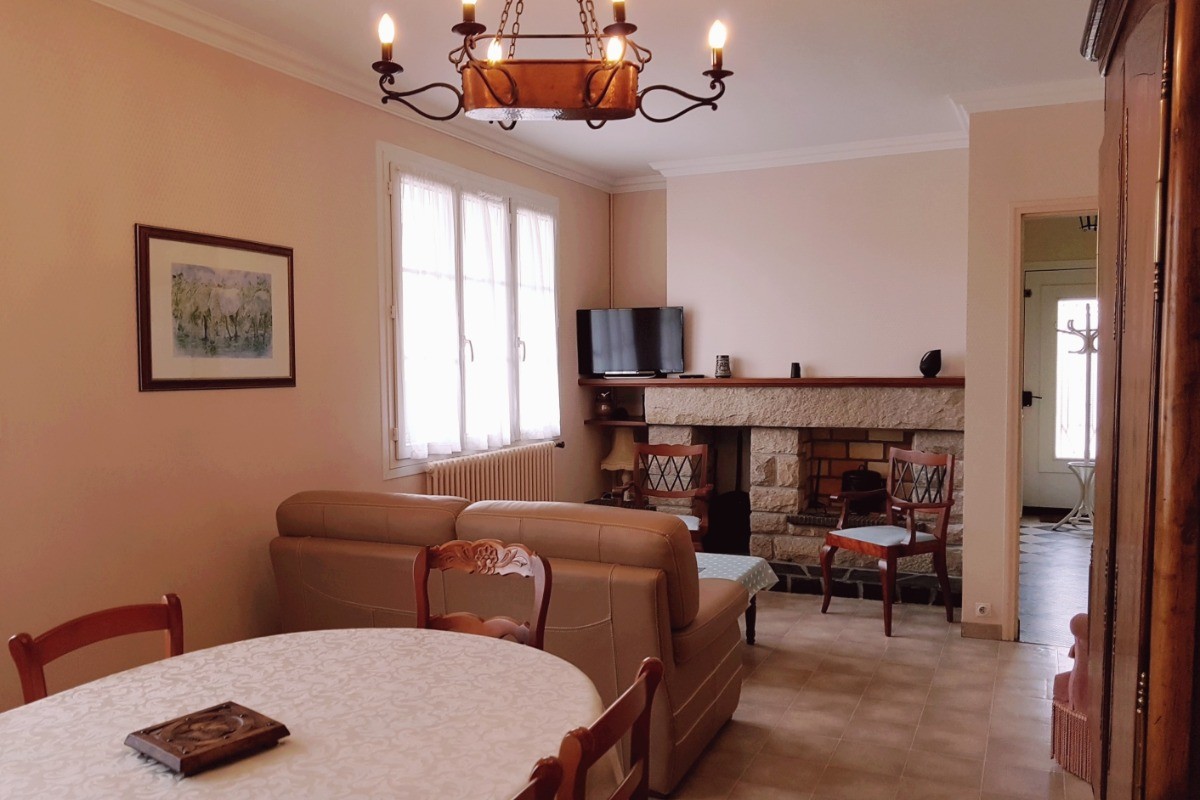 La salle à manger, séjour-salon avec télévision