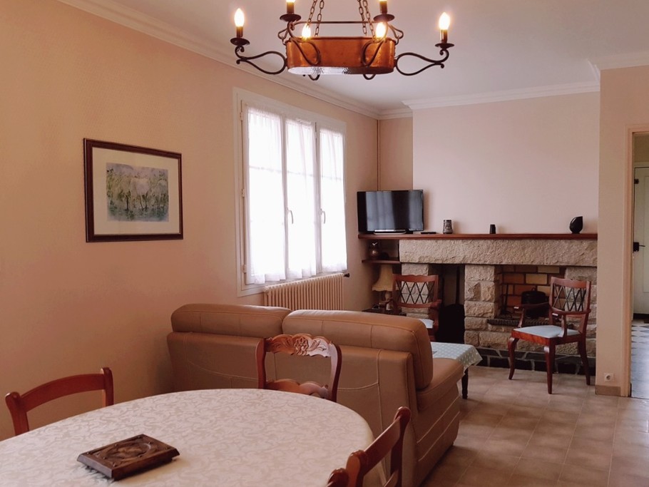 La salle à manger, séjour-salon avec télévision