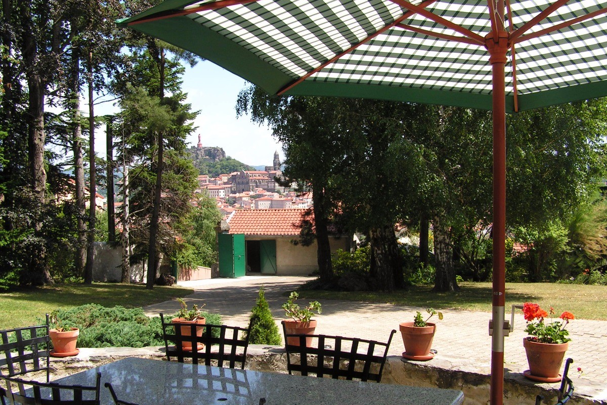 Terrasse avec table, parasol etc