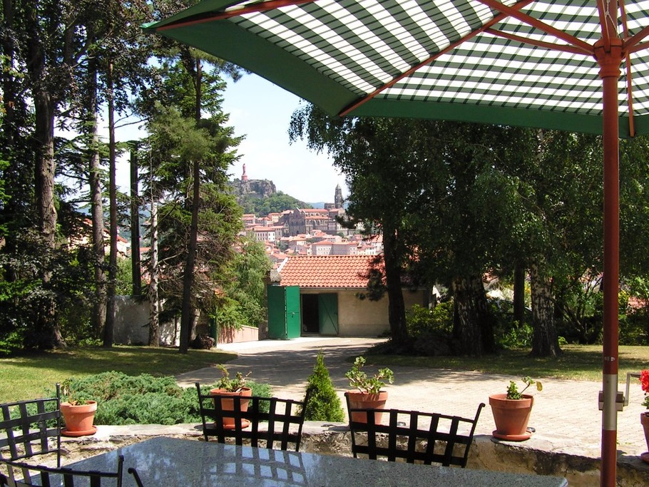 Terrasse avec table, parasol etc