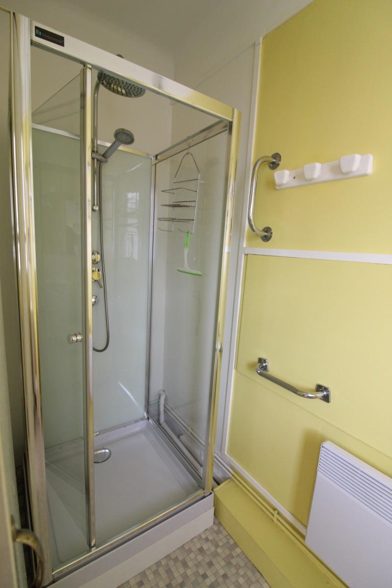 Salle d'eau avec douche - Appartement F1 1er étage