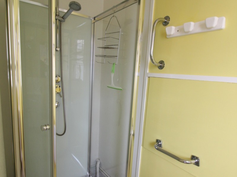 Salle d'eau avec douche - Appartement F1 1er étage