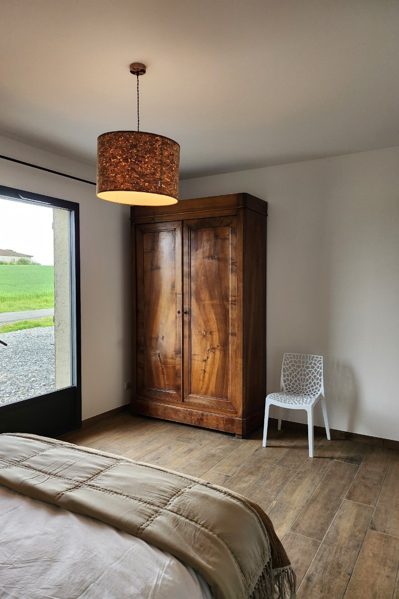 Entrée extérieure pour cette chambre PMR. La salle de bain attenante est aussi PMR.