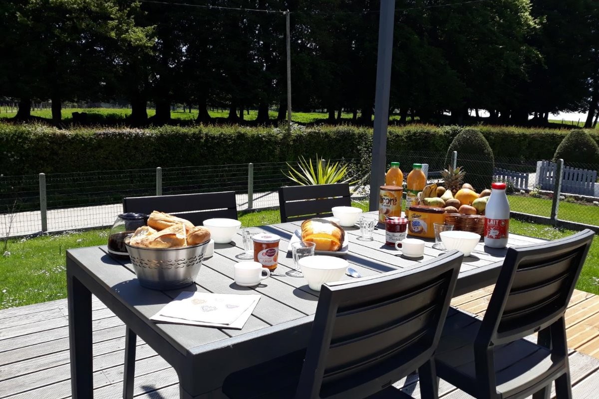 C'est l'heure du petit déjeuner, pourquoi ne pas profiter du soleil en terrasse, en toute tranquillité avec seulement le chant des oiseaux