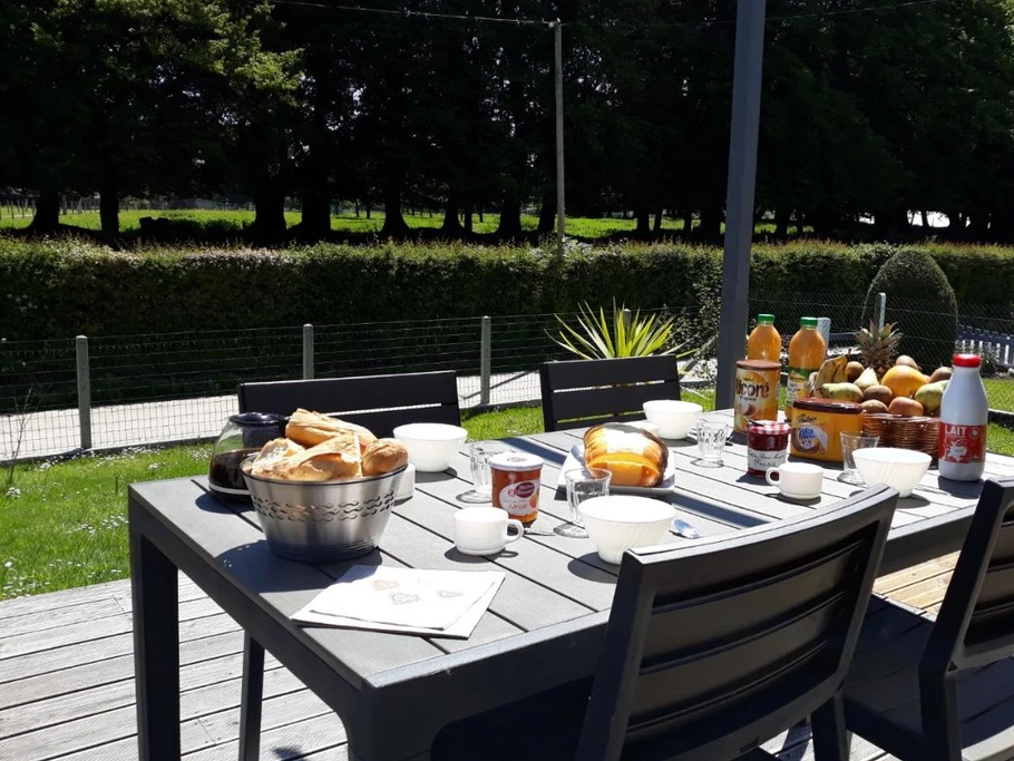 C'est l'heure du petit déjeuner, pourquoi ne pas profiter du soleil en terrasse, en toute tranquillité avec seulement le chant des oiseaux