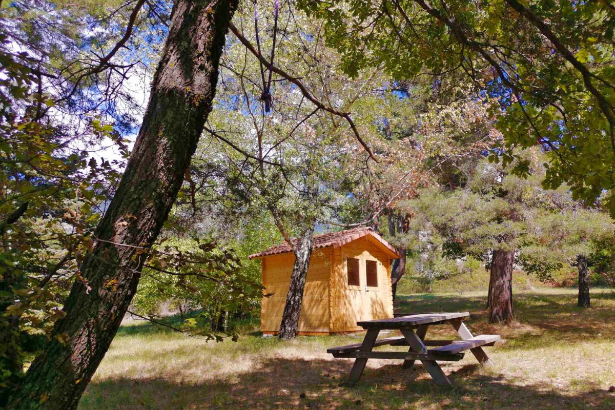 Espace jeux :chalet, bac à sable, balançoires