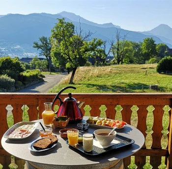 petit déjeuner sur la terrasse en été