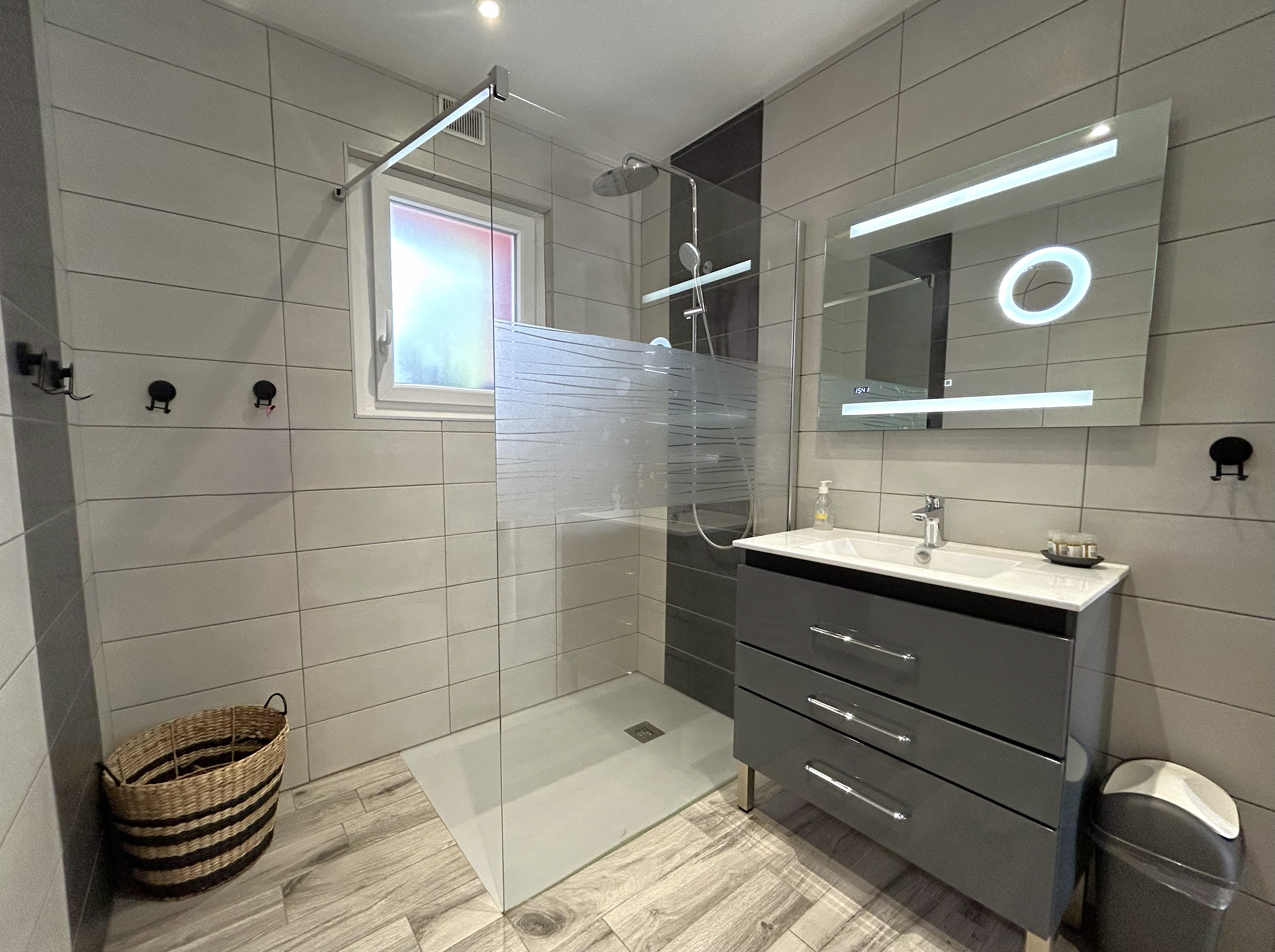 Bathroom – Chez Papy Roger holiday cottage, situated in a small village near Gérardmer