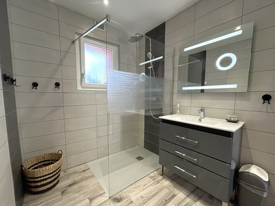 Bathroom – Chez Papy Roger holiday cottage, situated in a small village near Gérardmer