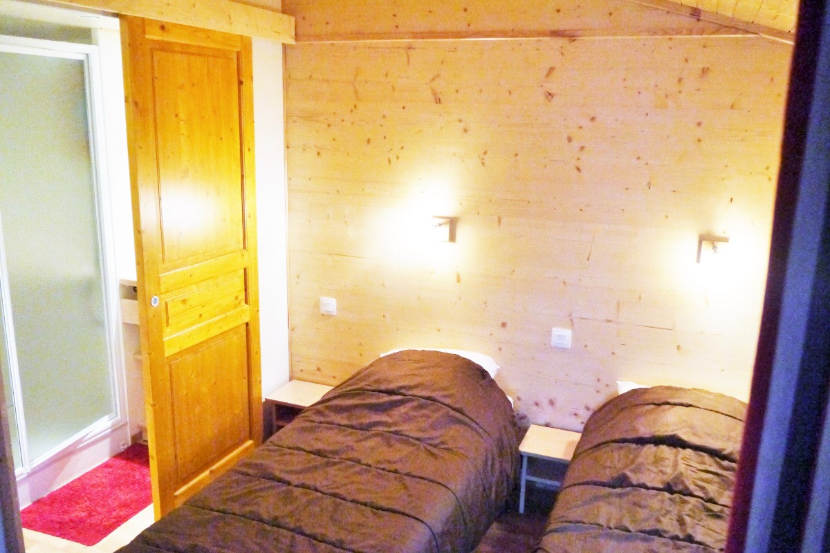 Chambre avec 2 lits simples et salle de bain individuelle