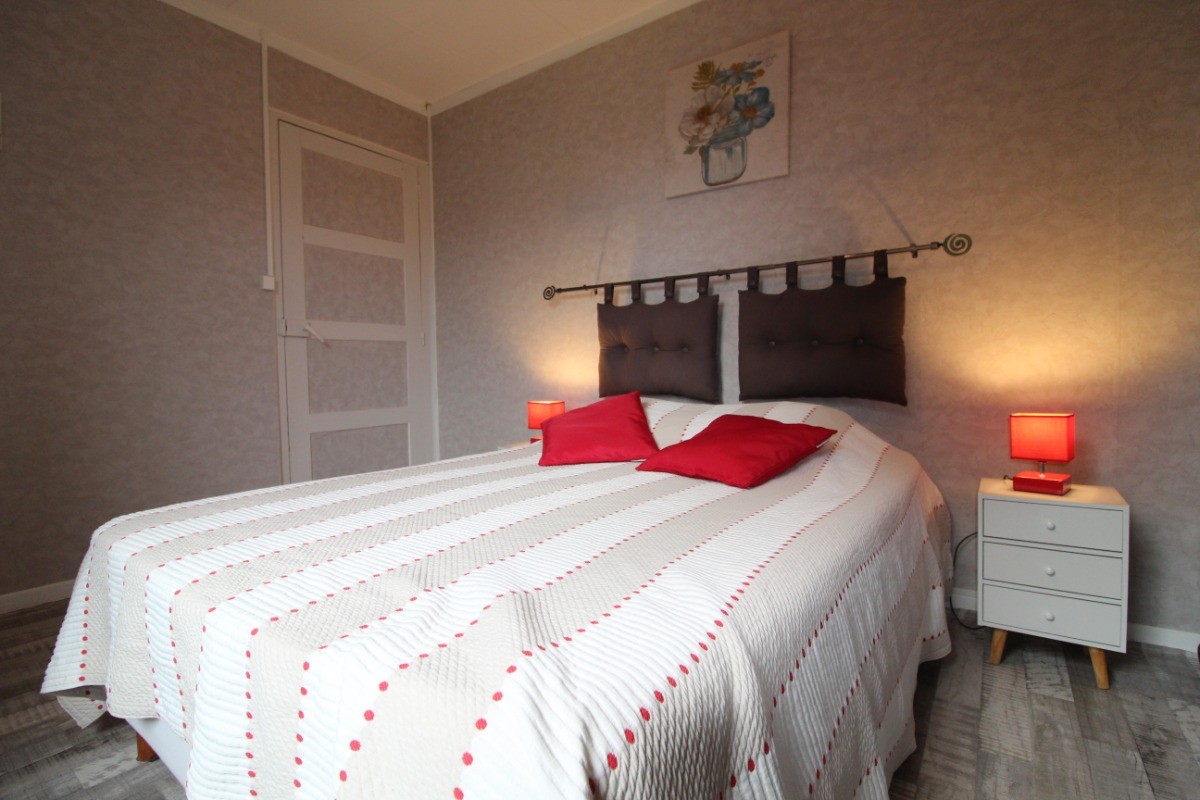 Chambre n°2 : 1 lit 140x190 - Gîte Chez Lucie