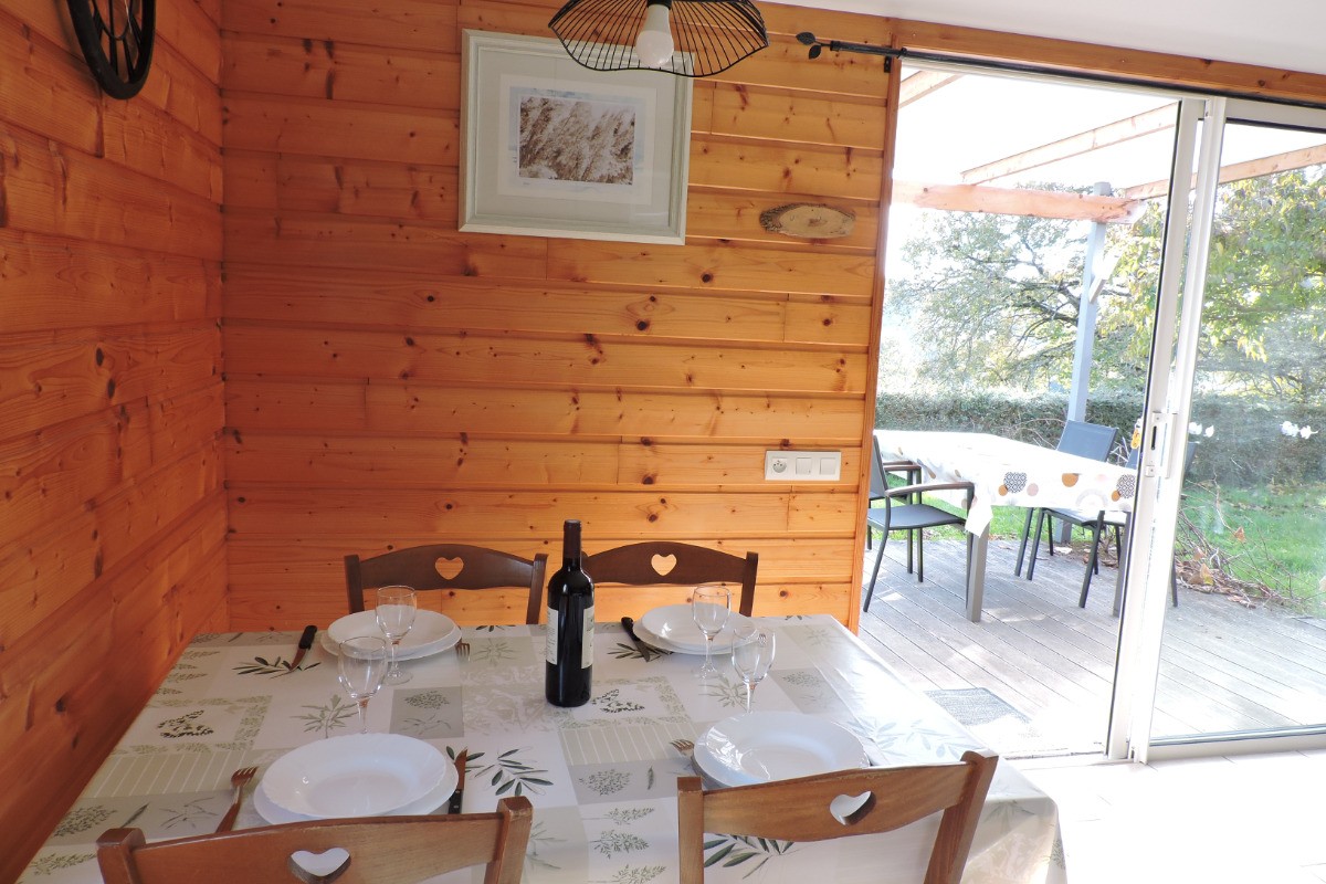 Chalet Mélèze : Coin repas lumineux, avec vue sur l'extérieur !