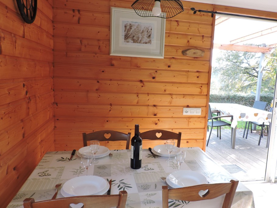 Chalet Mélèze : Coin repas lumineux, avec vue sur l'extérieur !