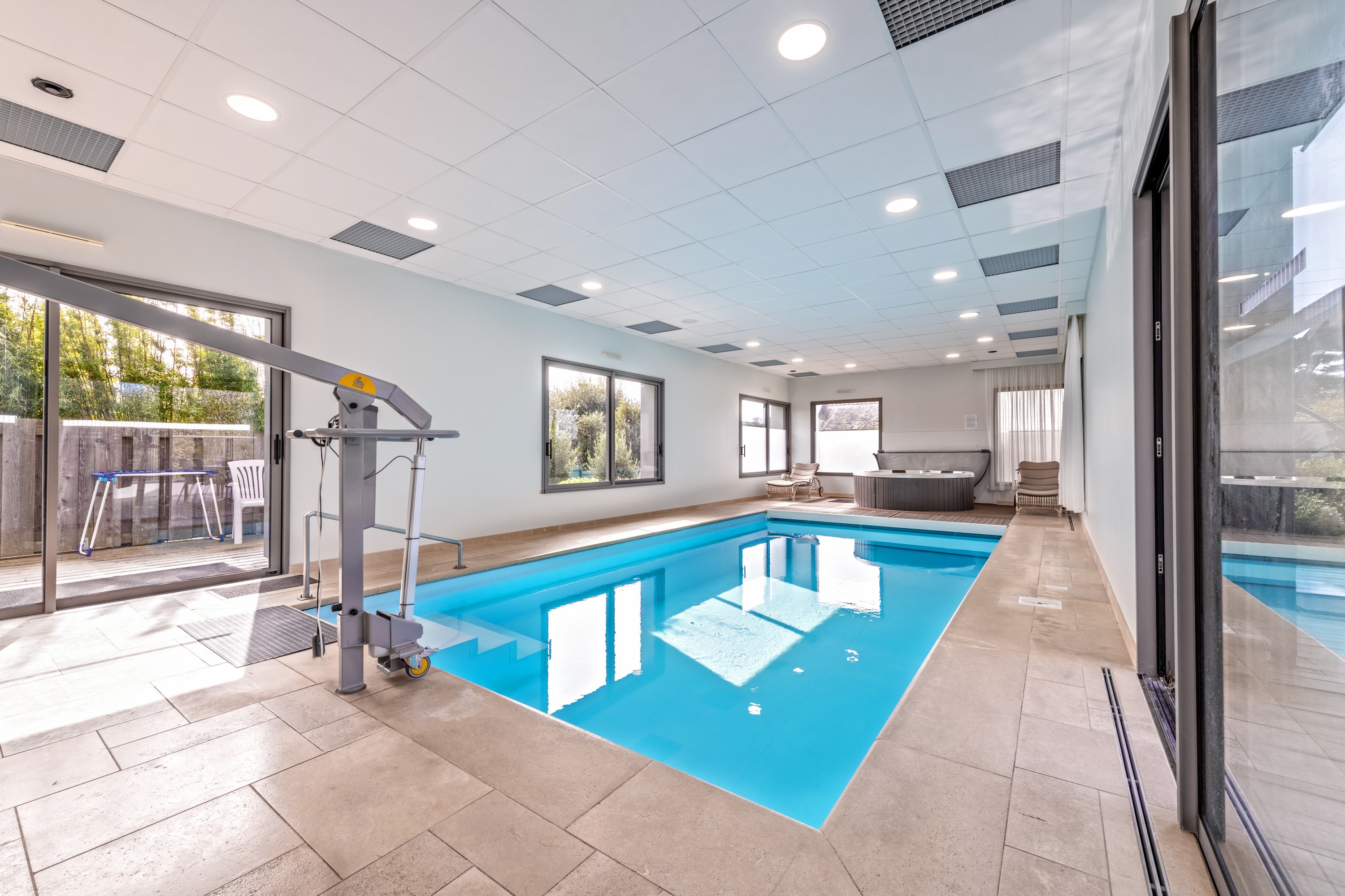 piscine intérieure 8x4M chauffée à 30°, cette Villa est adaptée aux personnes à mobilité réduite, appareil pour la mise à l'eau.
