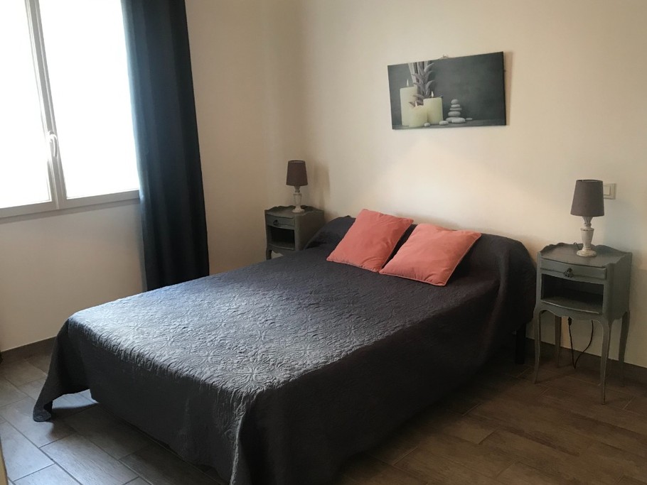 Chambre 1 avec un lit en 140