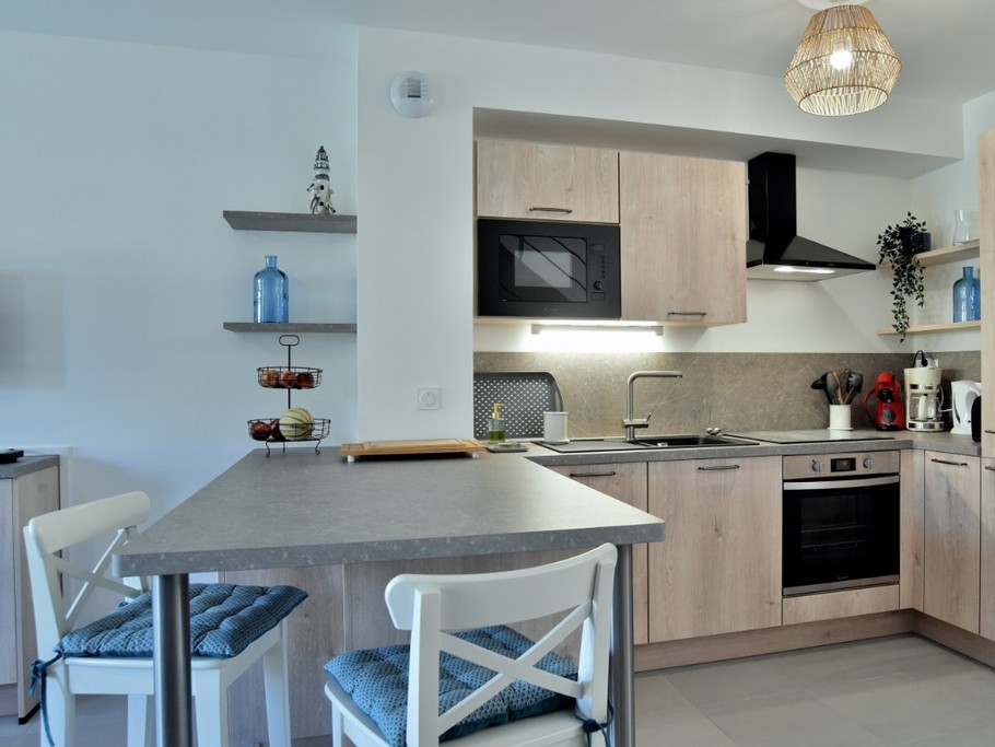 Pièce de vie lumineuse au RDC. Coin cuisine toute équipée.