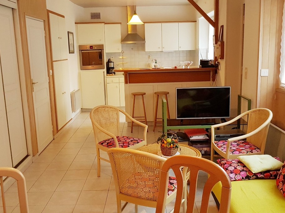 Grande pièce de vie avec coin cuisine, coin salon avec TV et lecteur DVD et coin séjour
Crédits potos : Clévacances