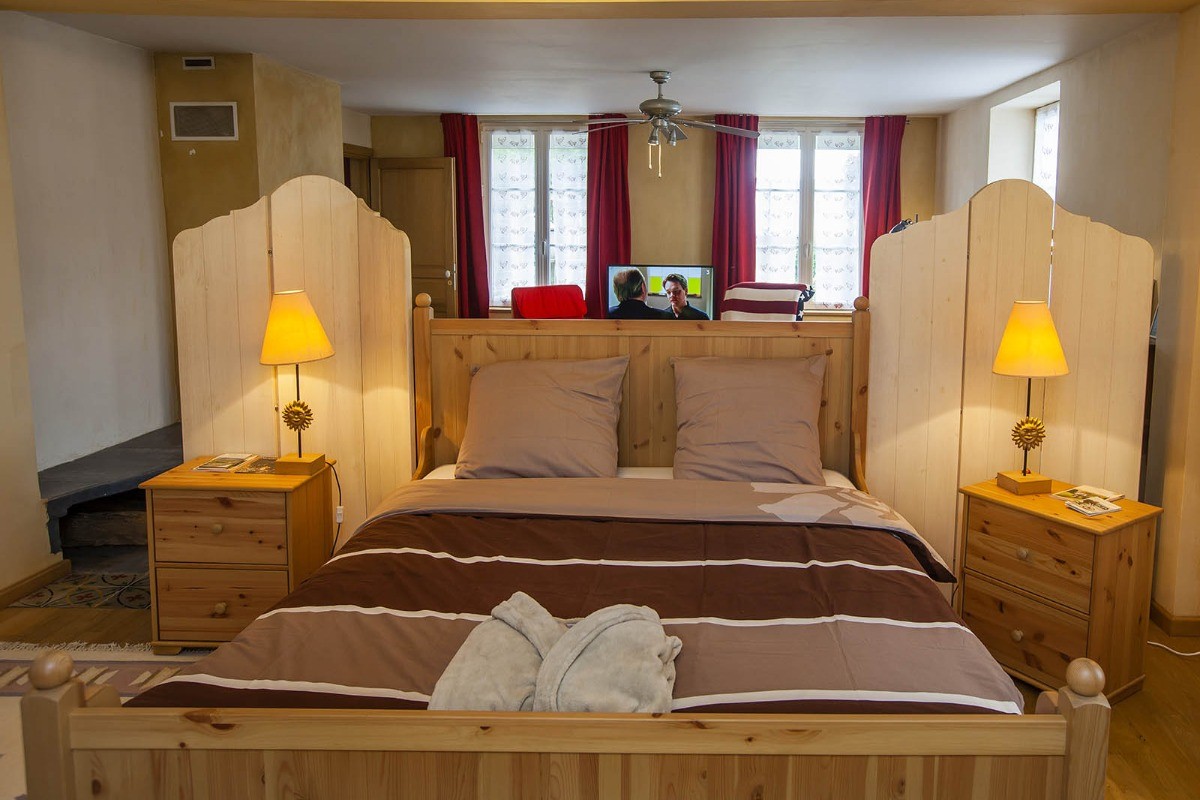 Le Cottage Abel, gîte familial avec cheminée dans les Ardennes - la chambre ouverte sur le salon
