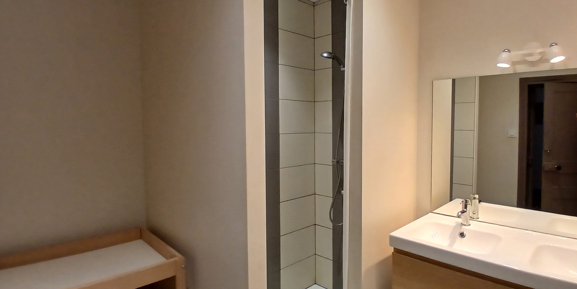 Esprit de Famille holiday cottage in Briennon: The taupe-coloured bathroom