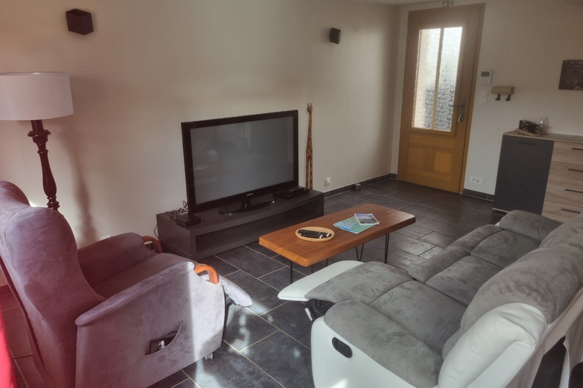 salon avec canapé relax 3 places, 1 fauteuil relax, smart TV 100cm  avec décodeur TV Bouygues Télécom