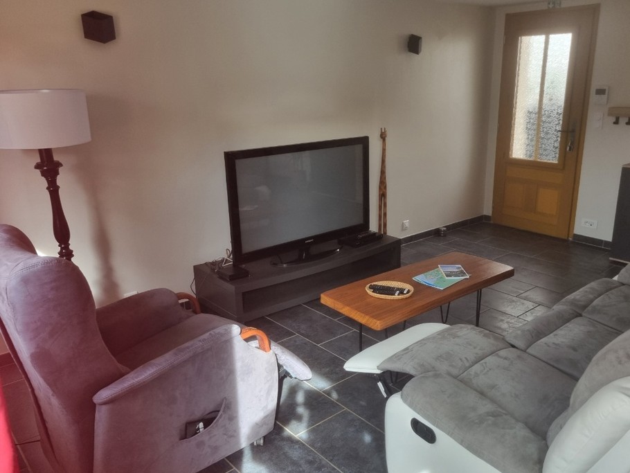 salon avec canapé relax 3 places, 1 fauteuil relax, smart TV 100cm  avec décodeur TV Bouygues Télécom