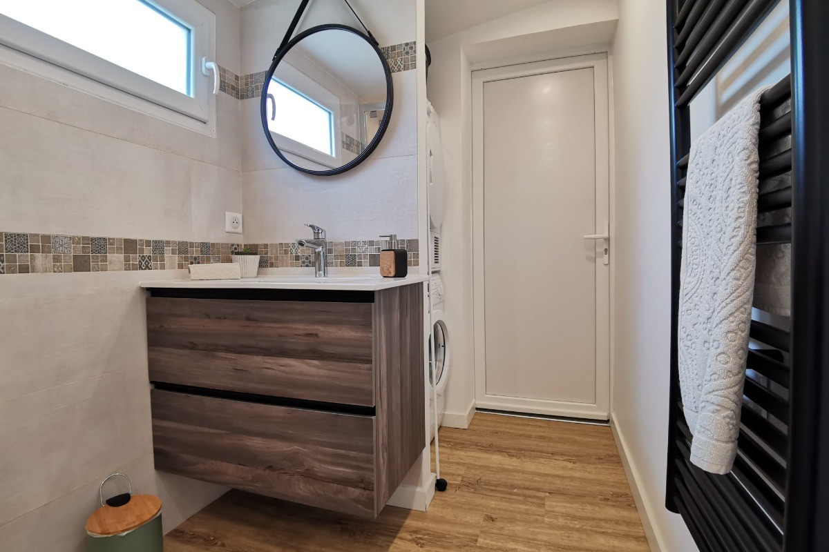 RDC: salle d'eau avec WC fermé communicante et privative à la chambre 1