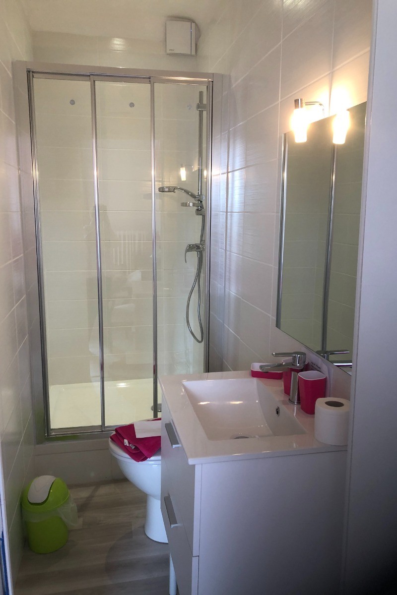 toujour une photo de la douche, et ses accessoires