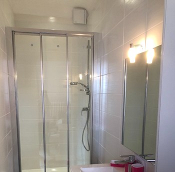 toujour une photo de la douche, et ses accessoires