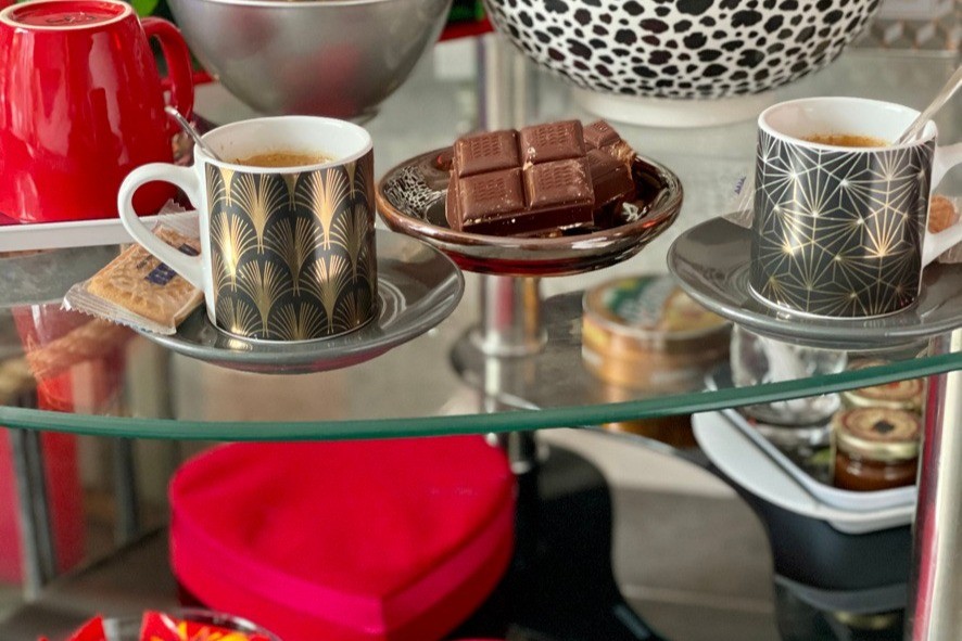 Café et thé à volonté, douceurs offertes