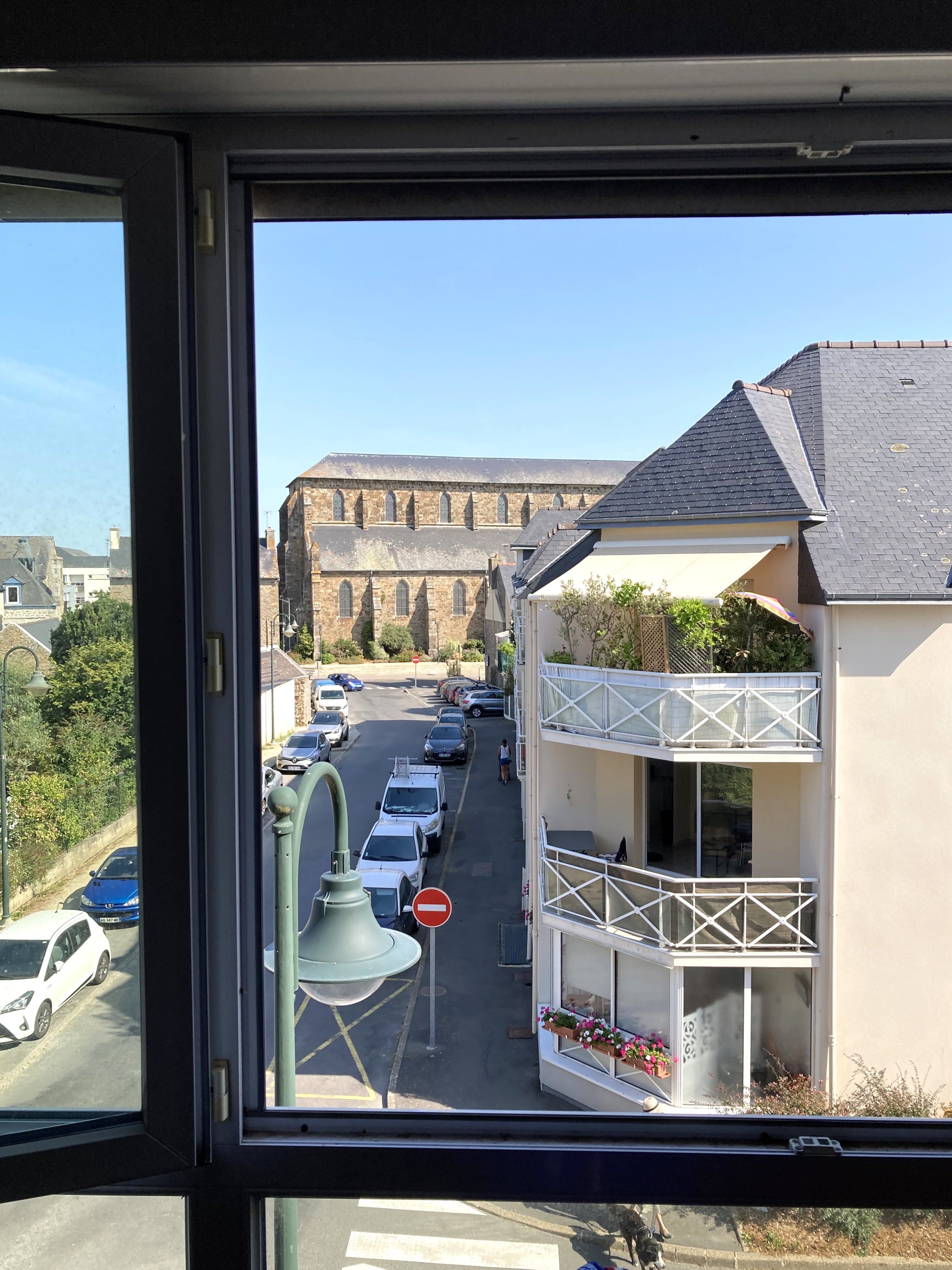 Vue sur l'église de Pleurtuit depuis la pièce de vie. L'appartement se trouve en hyper centre, au 2e étage d'une résidence (sans ascenseur).