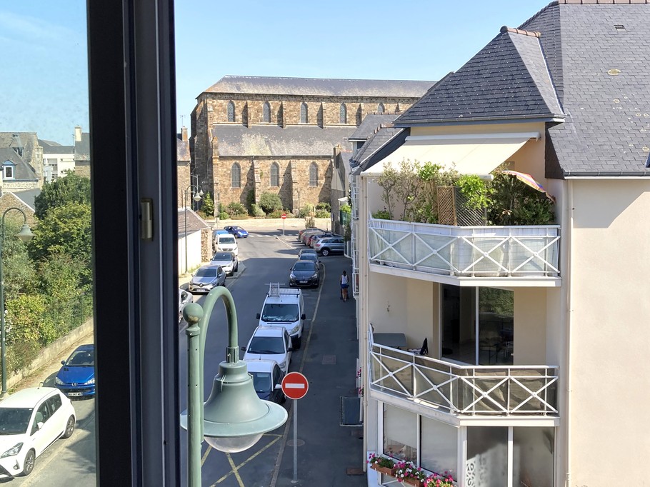 Vue sur l'église de Pleurtuit depuis la pièce de vie. L'appartement se trouve en hyper centre, au 2e étage d'une résidence (sans ascenseur).