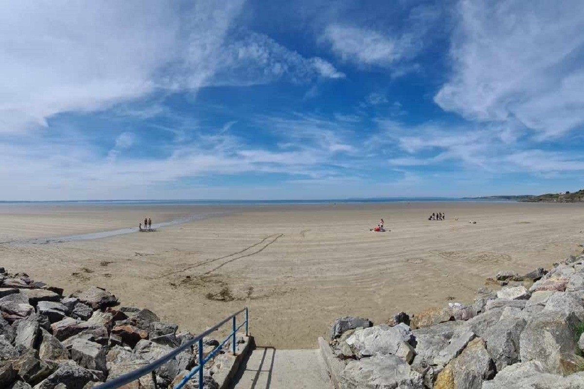 La très belle et grande plage de Pentrez à seulement 700m de la résidence
