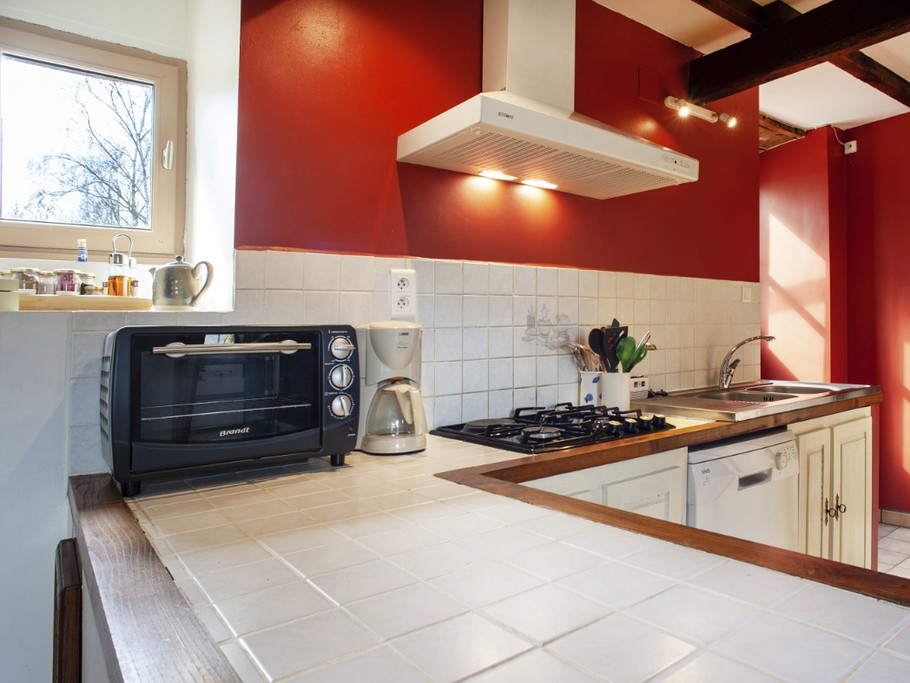 Coin cuisine avec mini-four, lave vaisselle, micro onde et combiné frigo-congélateur