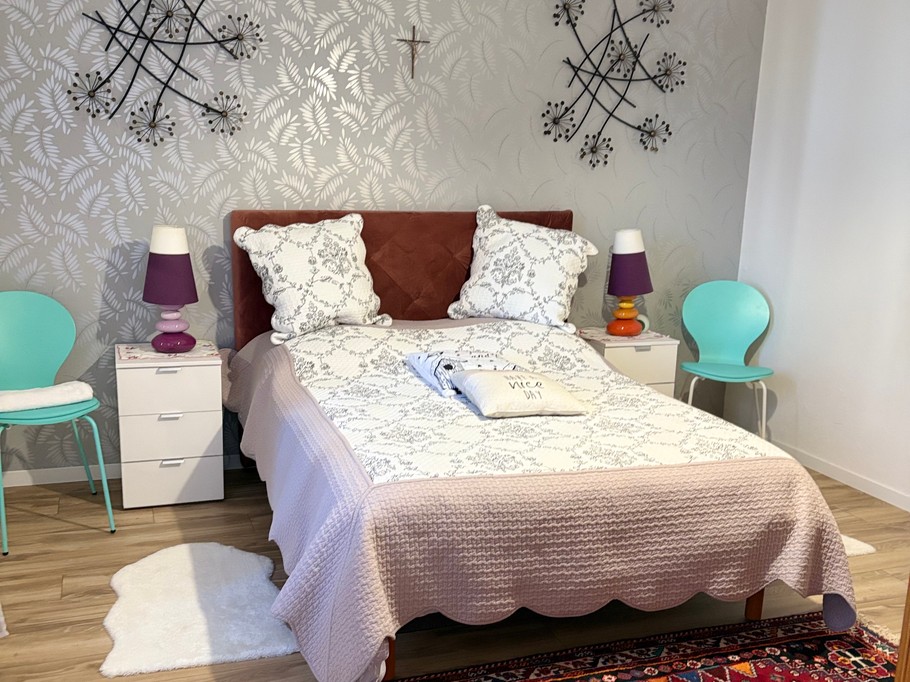 Chambre avec un lit deux places