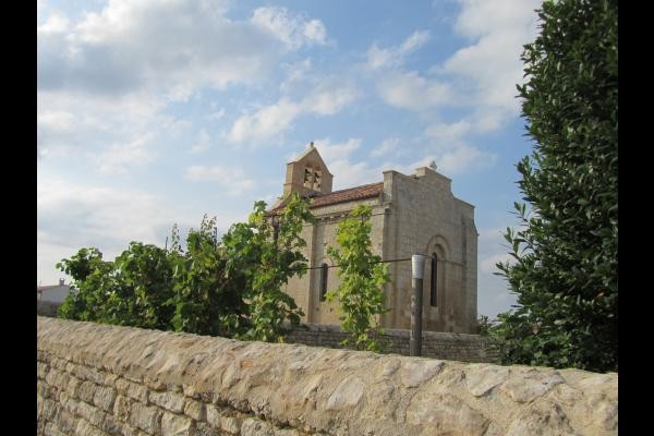 l'église romane 11e et 12e s. au lieu dit Monthérault à 2 km de l'abbaye