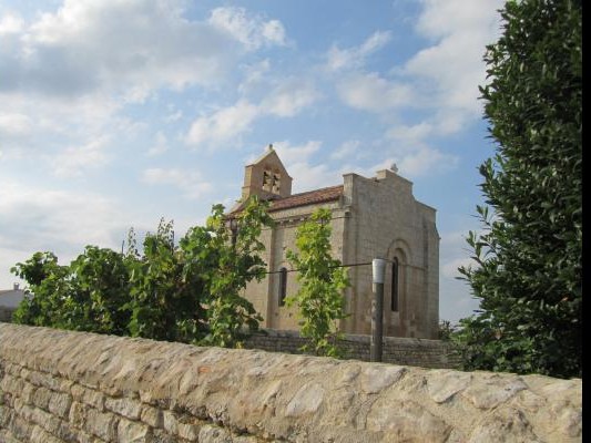 l'église romane 11e et 12e s. au lieu dit Monthérault à 2 km de l'abbaye