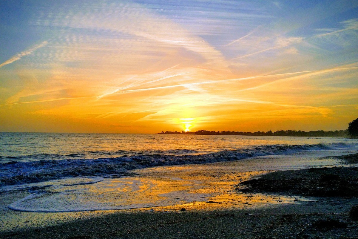 Le soleil se couche sur la plage du Rohaliguen