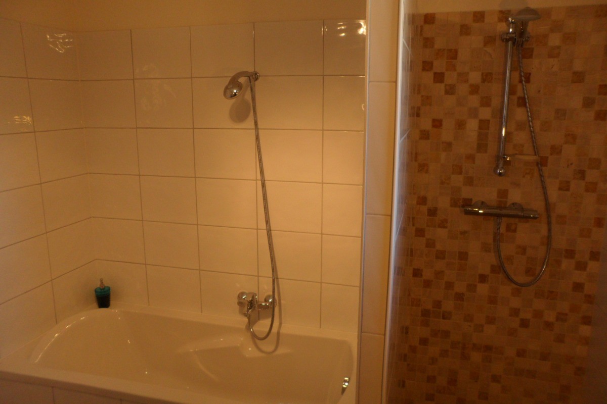 'Le Noyer' a deux salles de bains de luxe; photo de salle de bain avec baignoire et douche.
