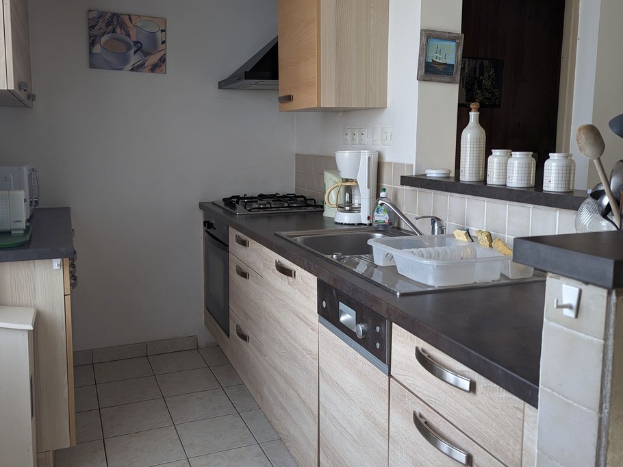 La cuisine aménagée dans la pièce de vie