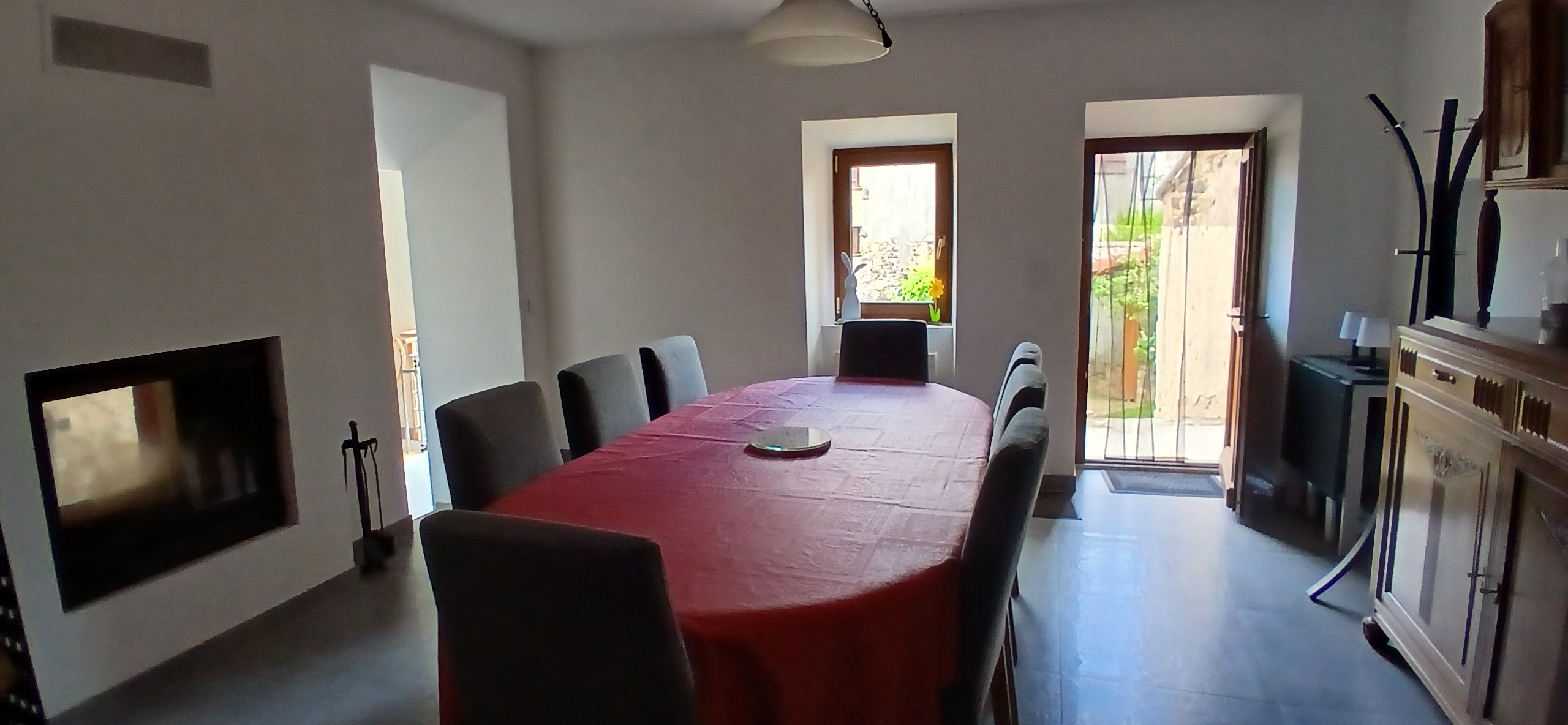Le gîte des Volcans d'Auvergne : La salle à manger. Accès au jardin