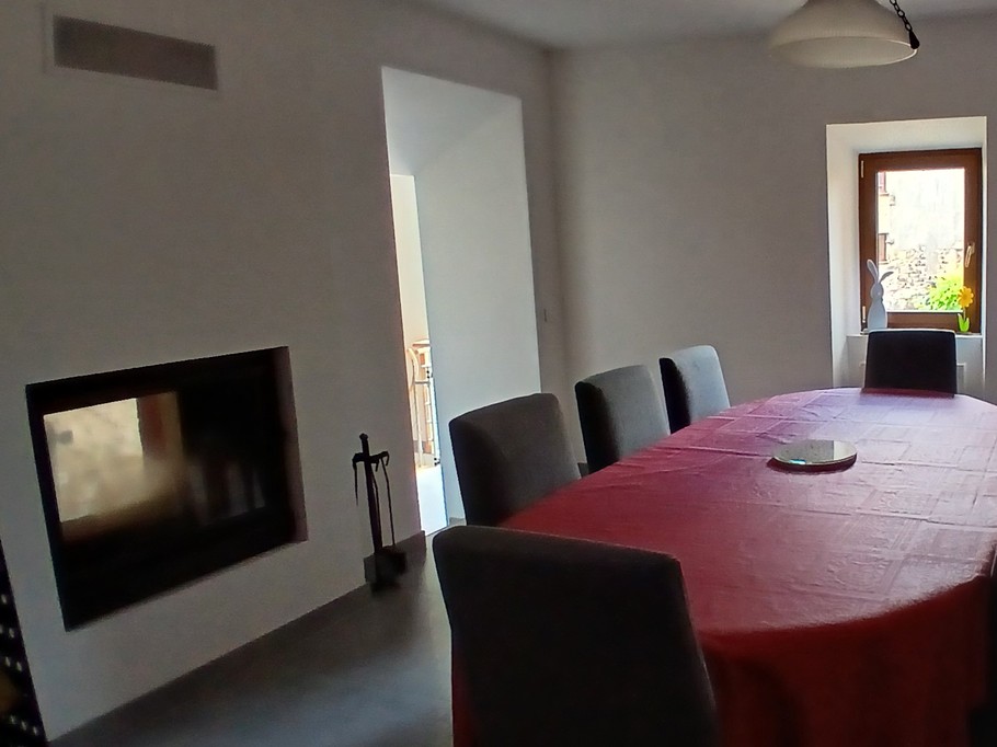 The Volcans d'Auvergne holiday cottage: The dining room. Access to the garden