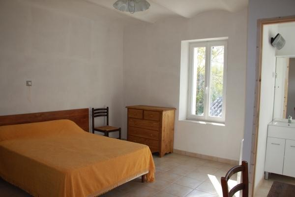 Chambre avec lit 140 et salle d'eau