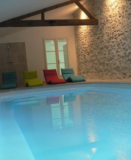 piscine intérieure depuis pièce de vie