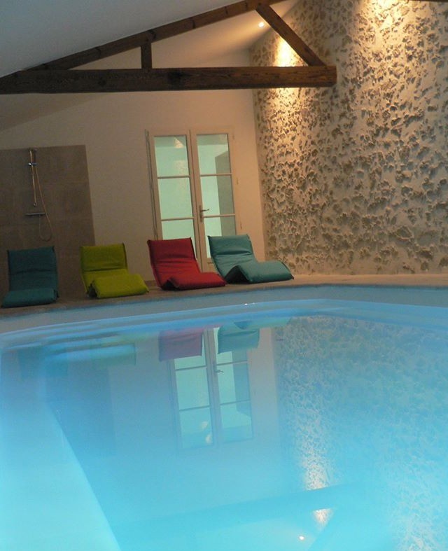 piscine intérieure depuis pièce de vie