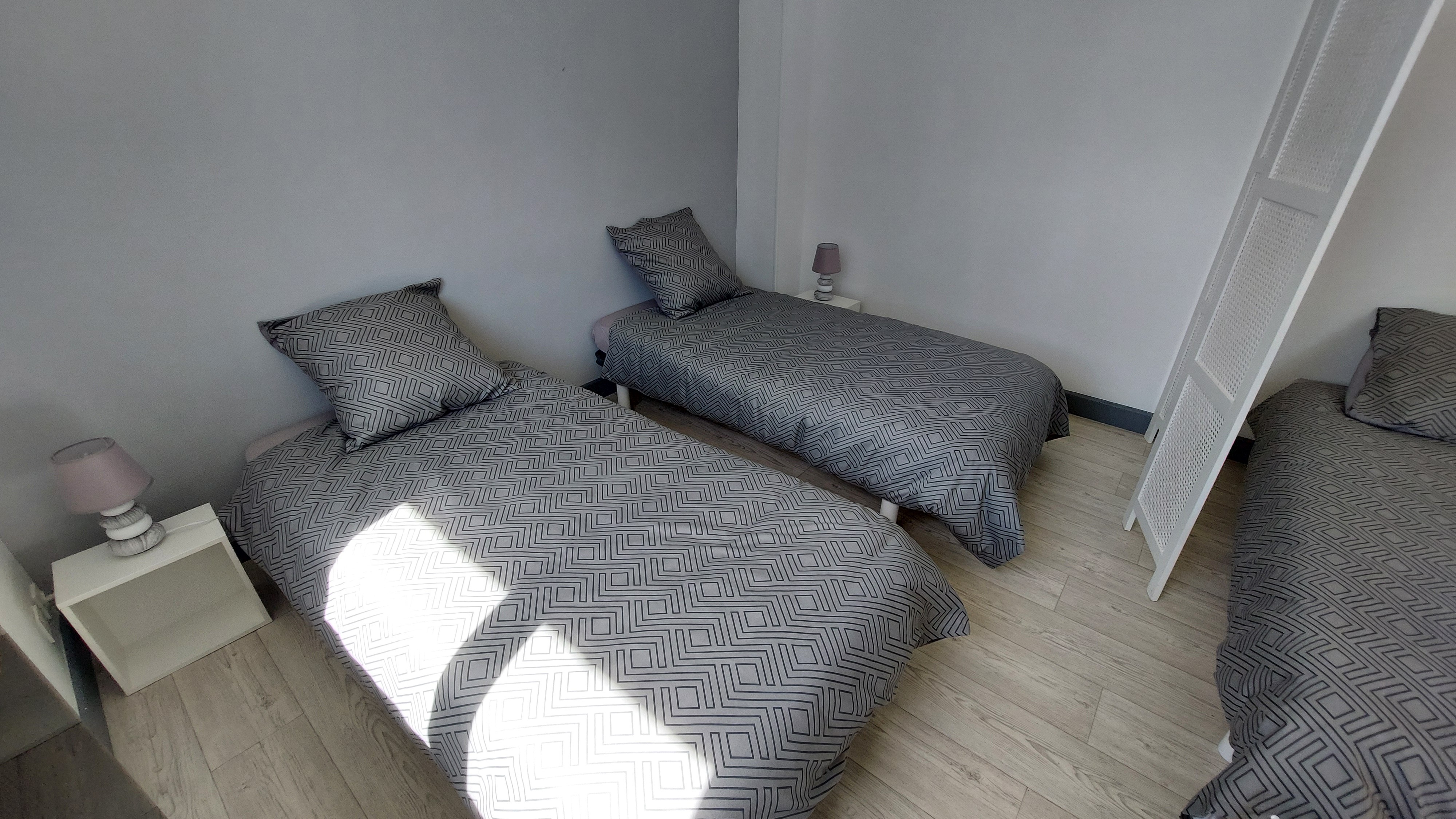 Chambre familiale avec trois lits simples du gîte Lilas